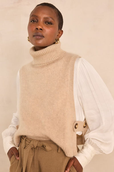 Picture of LIGHT TAUPE WOOL SLEEVELESS CAPE QUEEN